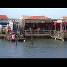 Eines der typischen Austernlokale am Durchfluss des Étang de Leucate zum Mittelmeer